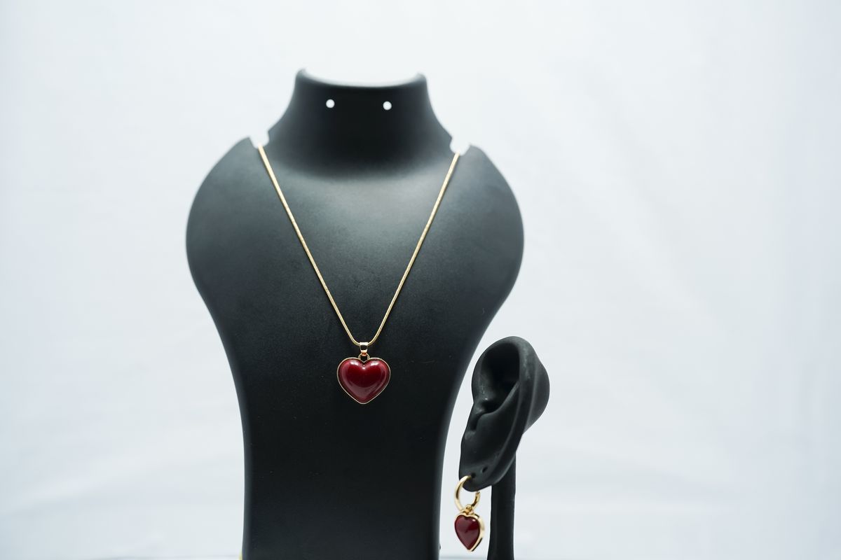 Fashionable and Elegant Red Heart Pendant Necklace